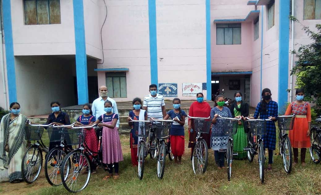 सरस्वती साइकल योजना के तहत ग्राम पंचायत रसोडा में साइकिल वित... - CG Sandesh