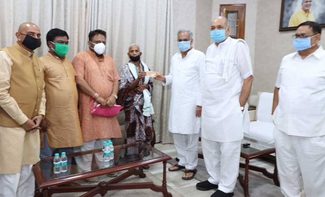 सीएम भूपेश बघेल के निमंत्रण पर वृद्धा लता भोई  पहुंची सीएम ह... - CG Sandesh