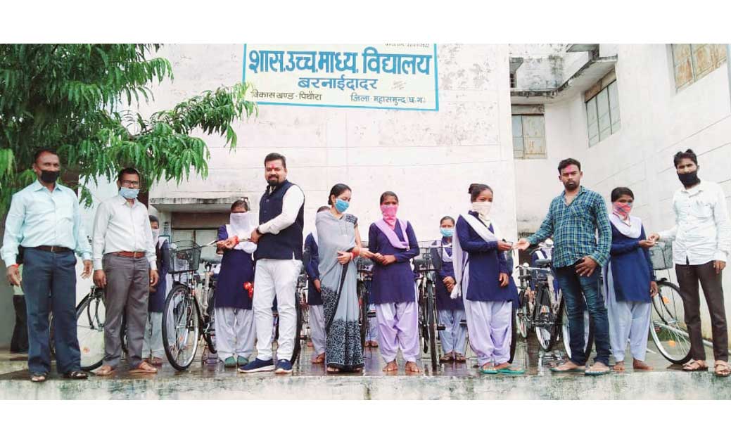 शास. उच्च माध्यमिक स्कूल बरनाईदादर के 55 छात्राओं को साइकिल ... - CG Sandesh