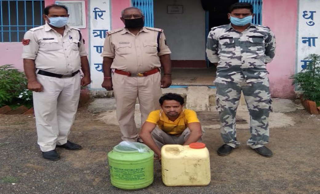 सारंगढ़:-आंगन में बने बाथरूम में छुपा रखा था 30 लीटर महुवा शर... - CG Sandesh
