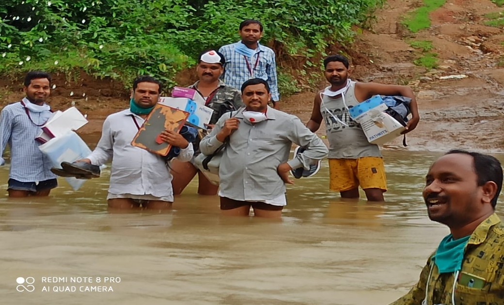 चिरायु टीम सरायपाली के द्वारा नाला के बाढ़ के पानी को पार कर... - CG Sandesh