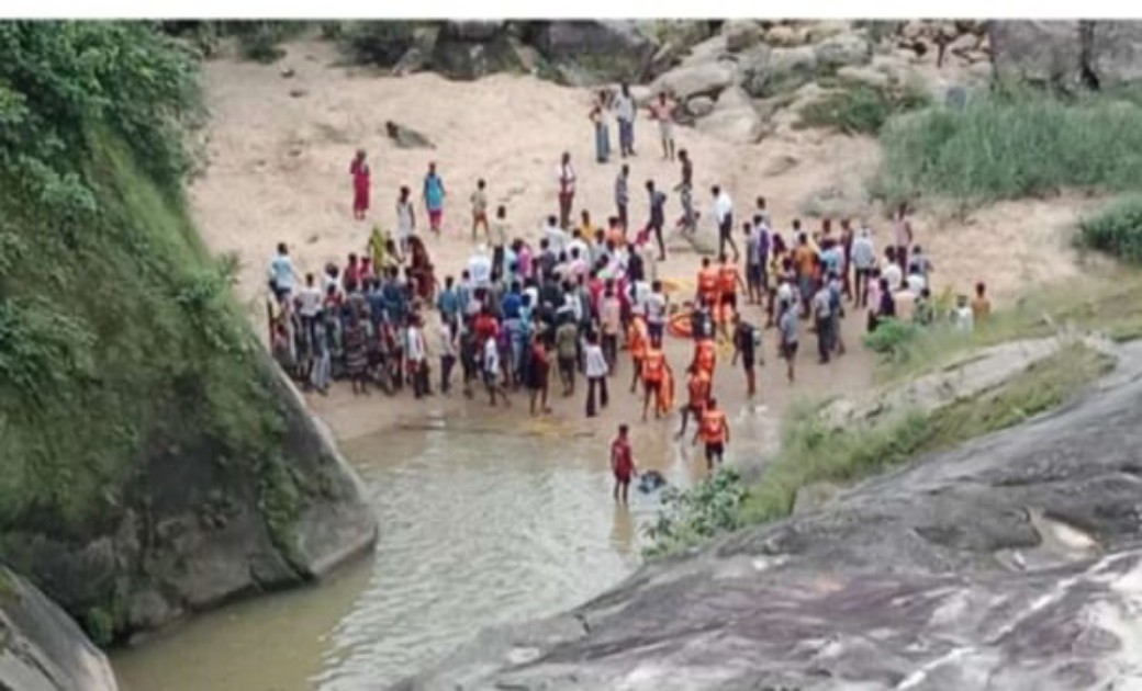 छत्तीसगढ़ दर्दनाक घटना:- 2 महिने पहले हुई थी शादी सेल्फी झरने में गिरा युवक.... की 24 घंटे बाद मिली लाश..