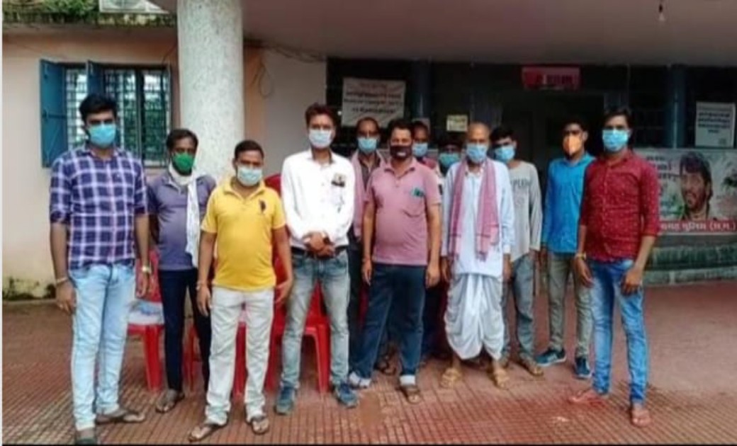 अमझर सरपंच सचिव ने तालाब गहरीकरण करने के लिए गांव के बीच ताल... - CG Sandesh