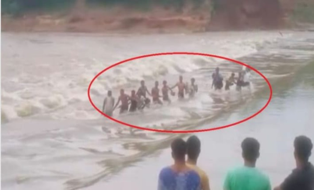 छत्तीसगढ़:-ग्रामीणों की जान खतरे में, मानव श्रृंखला बनाकर उफनती नदी पार करने को मजबूर..! दशकों से पुल की मांग, पर नहीं हुई पूरी..