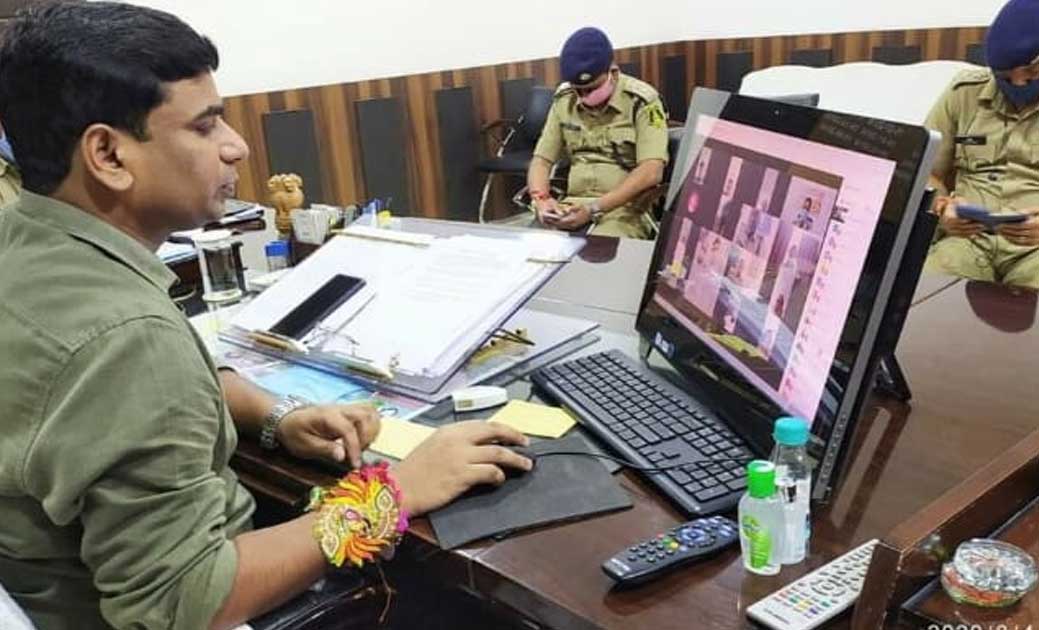 सार्वजनिक स्थानों पर बगैर मास्क/फेस कवर के घूमते व्यक्ति के ... - CG Sandesh
