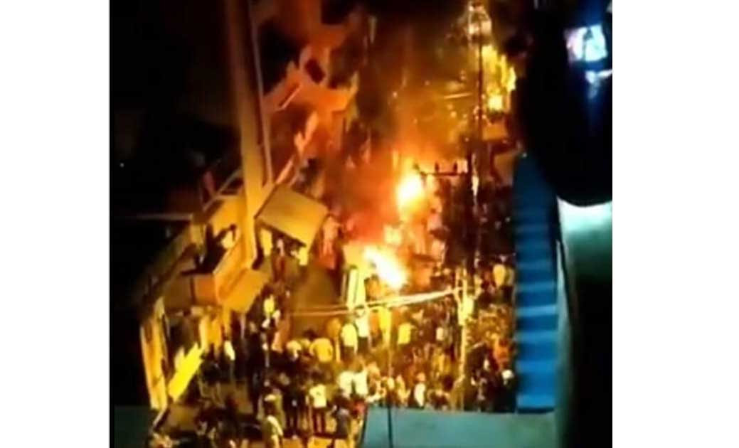 सावधान:-सोशल मीडिया पर कॉंग्रेस विधायक की  धर्म विशेष के खिलाफ की एक पोस्ट पर जल उठा बैंगलुरू, 60 घायल, 2 की मौत, 100 गिरफ्तार...