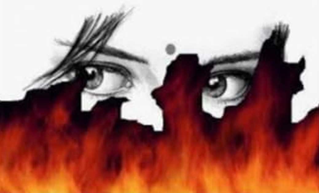 छेड़खानी से तंग आकर 12वी की छात्रा ने खुद को लगा ली आग, कर ली खुदकुशी..! आरोपी फरार, माता-पिता को किया गया गिरफ्तार..
