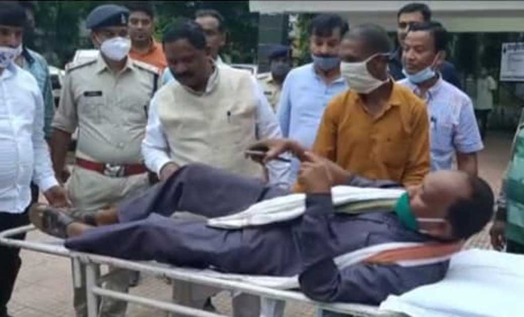 खाद्य मंत्री अमरजीत भगत ने दिखाई मानवता..ट्रक से ठोकर खावे दम्पति को खुद के वाहन से पहुंचाया अस्पताल...