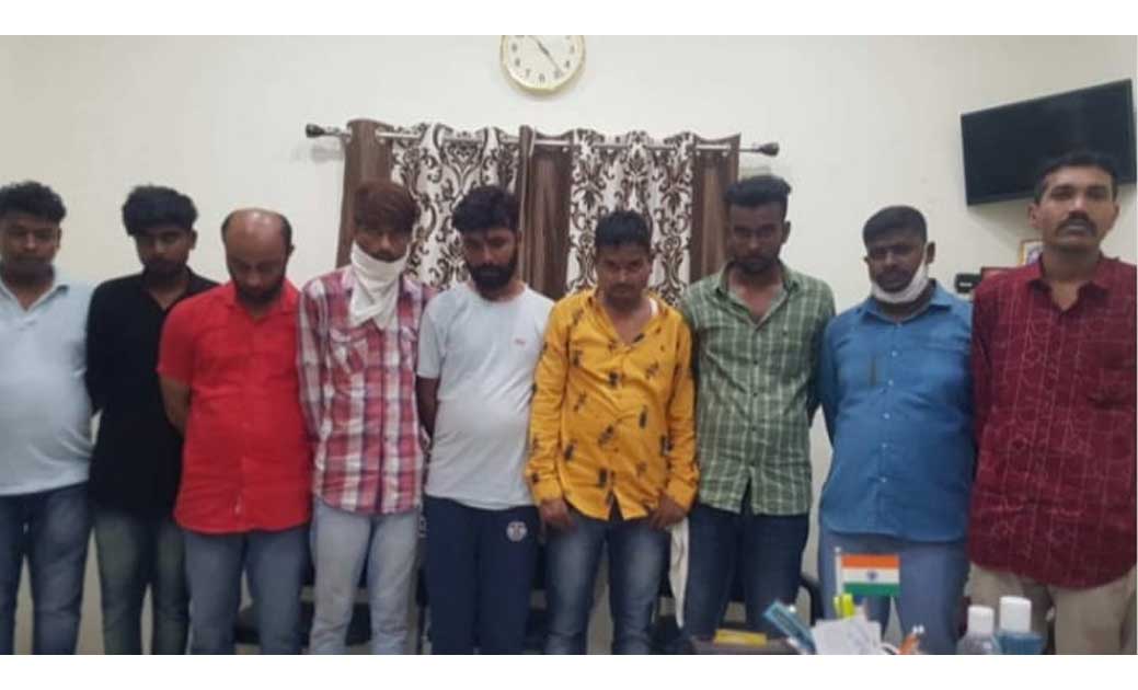 छतीसगढ़:- सिपाही सहित होटल में जुवा खेलते 9 लोग पकड़ाए...2.5 लाख का चल रहा था दांव..