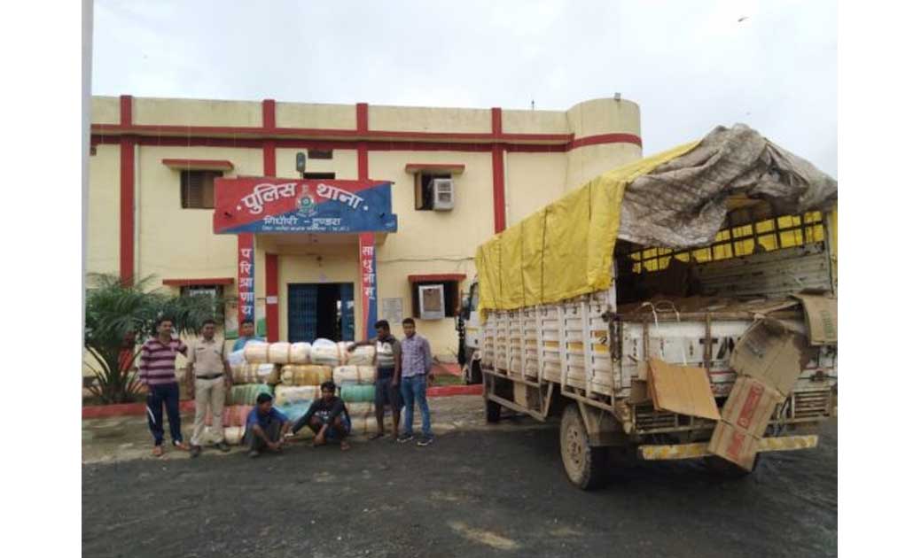 अवैध रूप से मादक पदार्थ (गांजा) तस्करी करते 02 व्यक्ति को 365 किलो कीमती 18 लाख 26 हजार रु. एवं एक माज़दा सफेद कलर के साथ पकड़ा गया।