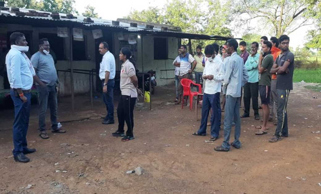 सुरक्षा गार्ड को बंधक बनाकर देशी शराब दुकान में 15 लाख की लूट..सी सी टी वी फुटेज के आधार पर अपराधियों की खोज-बिन जारी...
