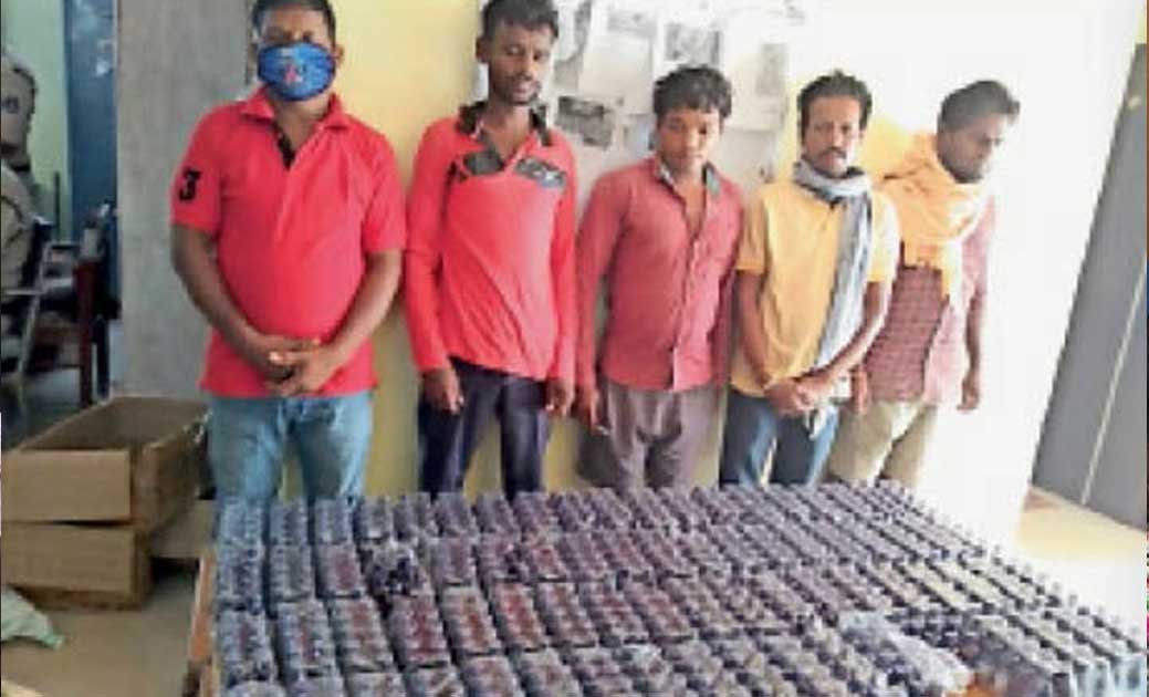 प्रतिबंधित कफ सिरप परिवहन करते पांच युवकों को पुलिस ने किया ... - CG Sandesh