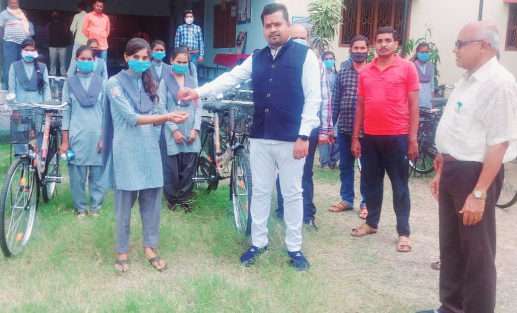 फुलझर उच्च माध्यमिक स्कूल भगतदेवरी के 75 छात्राओं को साइकिल ... - CG Sandesh