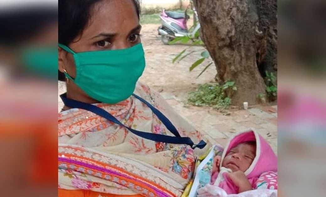 एक दिन की बच्ची को खेत में छोड़ कर चली गई माँ काट रही थी चीटियां किसान ने बचाया और नाम रखा कंगना...