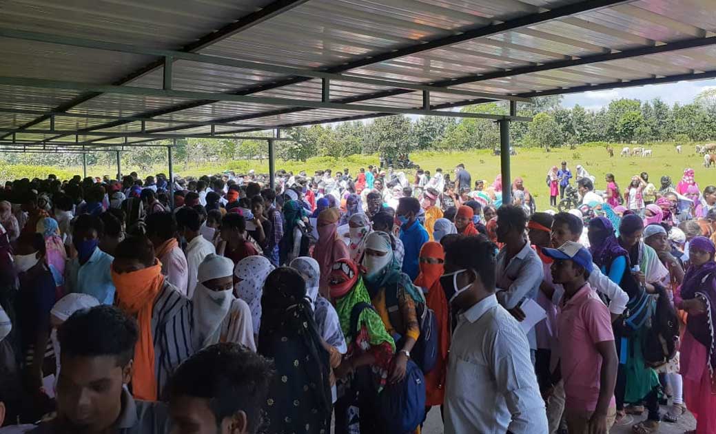 जान जोखिम में डालकर सिर्फ उत्तर पुस्तिका लेने महाविद्यालय पह... - CG Sandesh