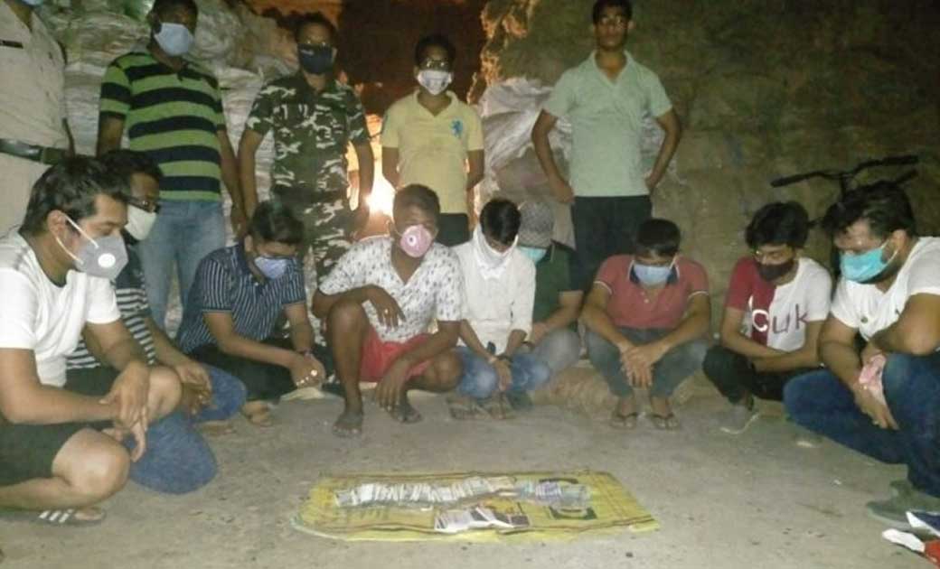 Ipl सुरु होती ही सट्टेबाजी जोरो पर....ipl क्रिकेट सट्टेबाजो पर खरसिया पुलिस की बड़ी कार्यवाही...9 लोगो के साथ 71300 रुपये जप्त...