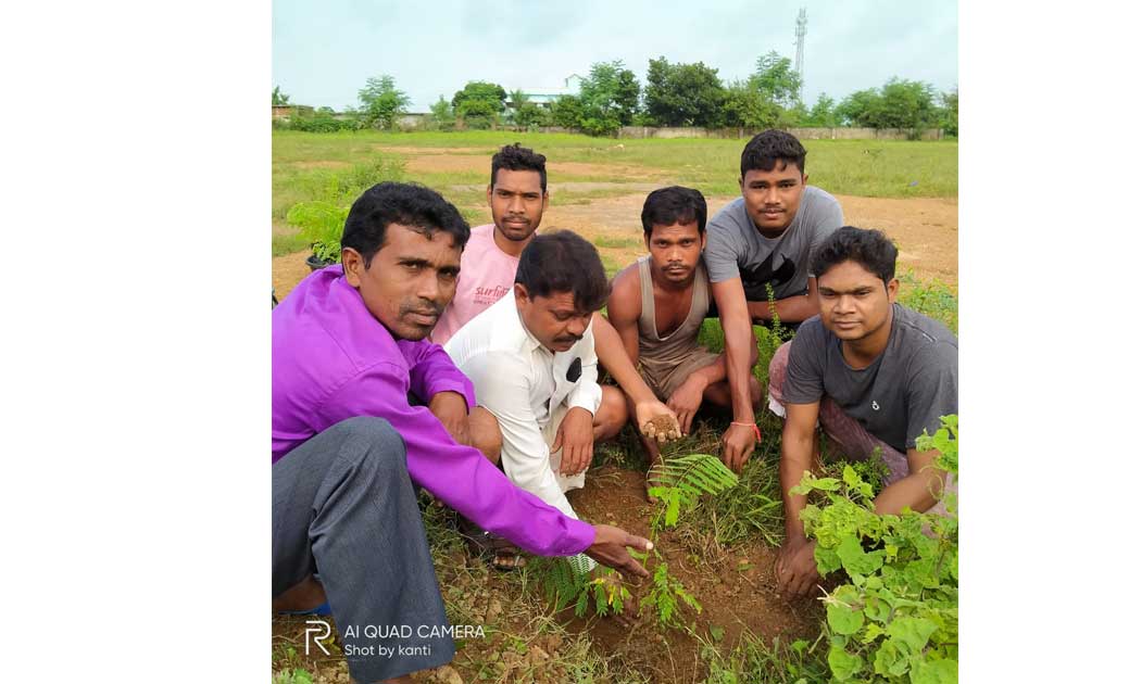 खेल मैदान में किया गया वृक्षारोपण काव्य संसद छत्तीसगढ़ के खेल कराटे शाखा ने किया पहल