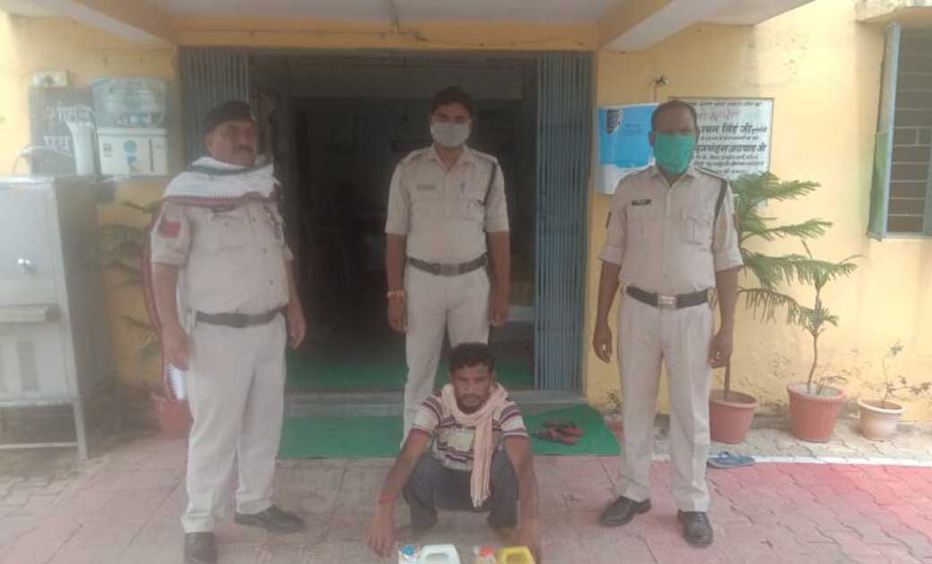 सांकरा पुलिस की बड़ी कार्यवाही,मुख़बिर के सूचना पर  8 लीटर महुआ शराब के साथ एक गिरफ़्तार...