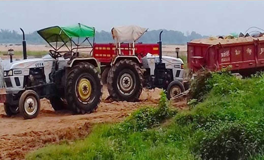 राजिम के निकट फिंगेश्वर ब्लॉक के ग्राम तर्रा में रेत उत्खनन और परिवहन करते 43 ट्रेक्टरों को पकड़ा है।