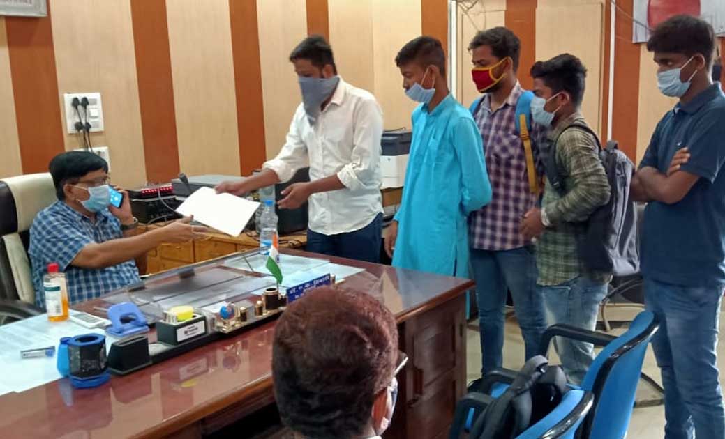 रायगढ़ एनएसयूआई ने डिग्री कॉलेज के विभिन्न संकायों में सीट वृद्धि करने हेतु डिग्री कॉलेज के प्राचार्य को उच्च अधिकारियों के नाम पर सौंपा ज्ञापन