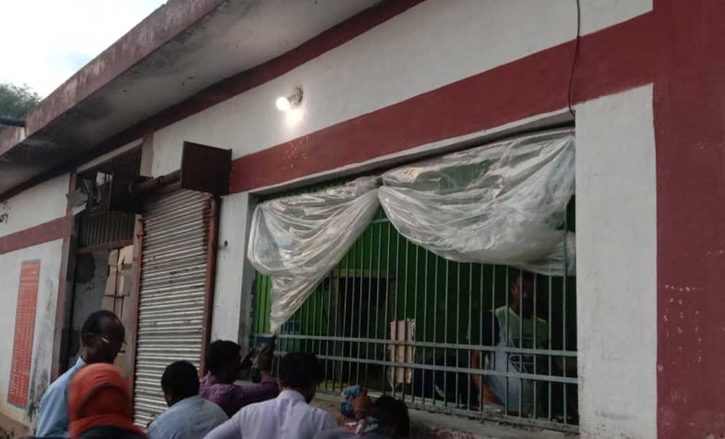 बसना शासकीय शराब दुकान में फिर से बेचीं गई एक्सपायरी बीयर, प... - CG Sandesh