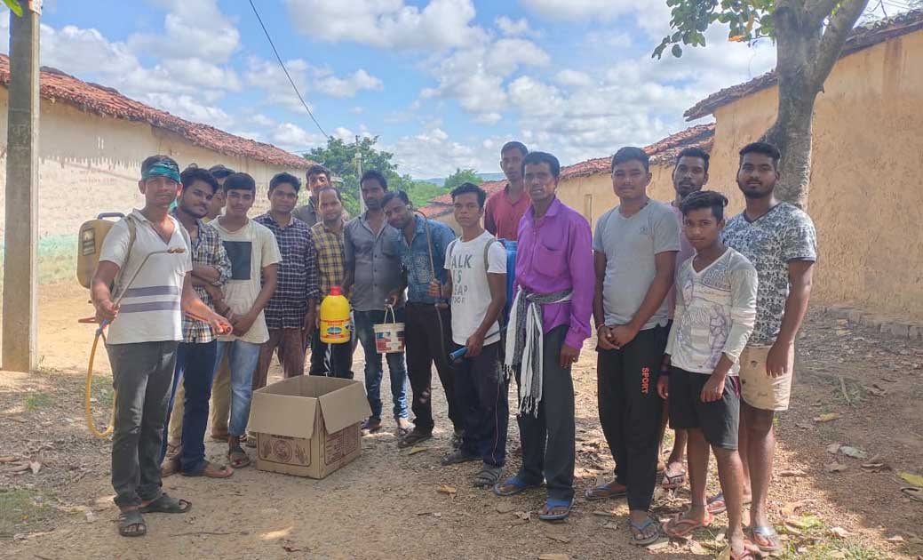 बाराडोली खेल व कराते संघ ने किया साफ सफाई व खरपतवार नाशक का छिड़काव, काव्य संसद छत्तीसगढ़ के खेल कराते शाखा ने किया पहल