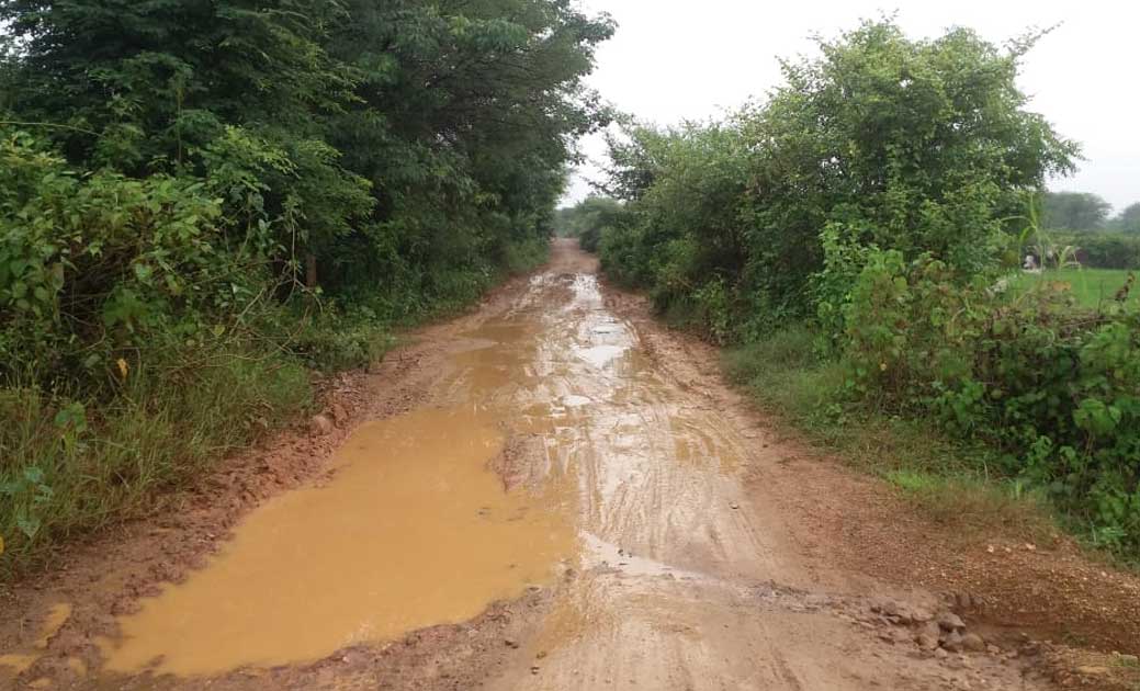 जम्हारी से सरायपाली मार्ग पर गड्ढे ही गड्ढे, आने जाने में काफी कठिनाइयों का सामना करना पड़ रहा है।