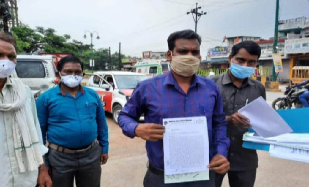 छत्तीसगढ़ में अपर कलेक्टर के नाम से सरपंच से ठगी..सरपंच हुआ 23 लाख रुपये से ज्यादा की ठगी का शिकार.नौकरी के लालच में फंस गया सरपंच...