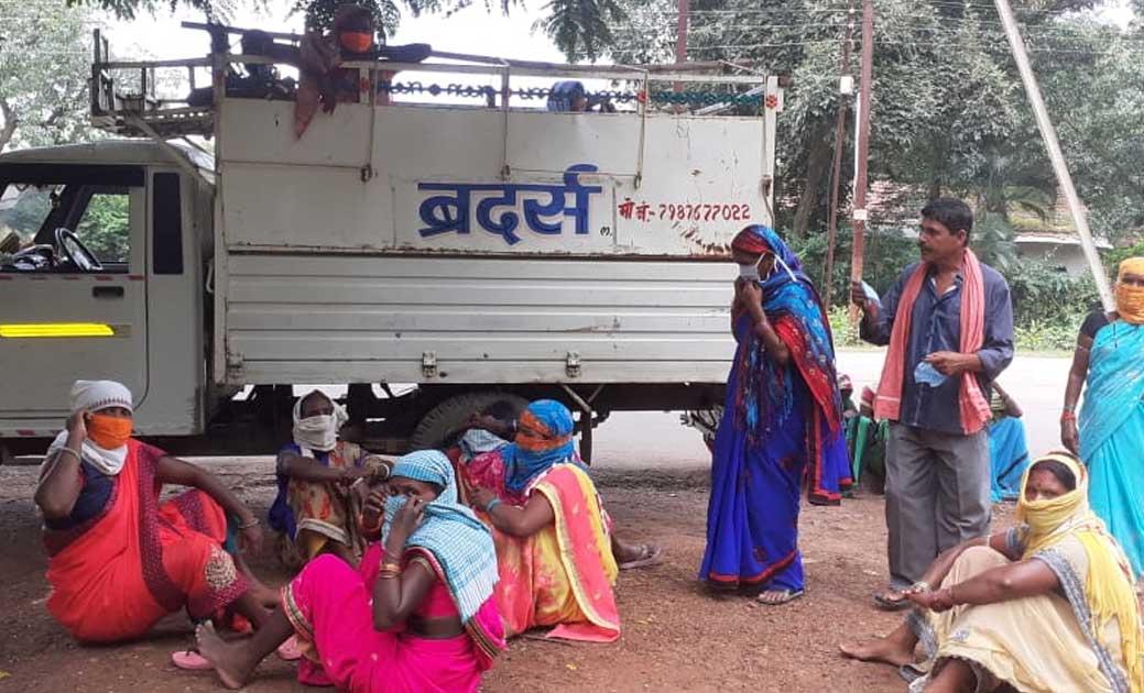 स्टॉप डेम निर्माण में मजदूरी भुगतान नही होने के कारण बसना से... - CG Sandesh