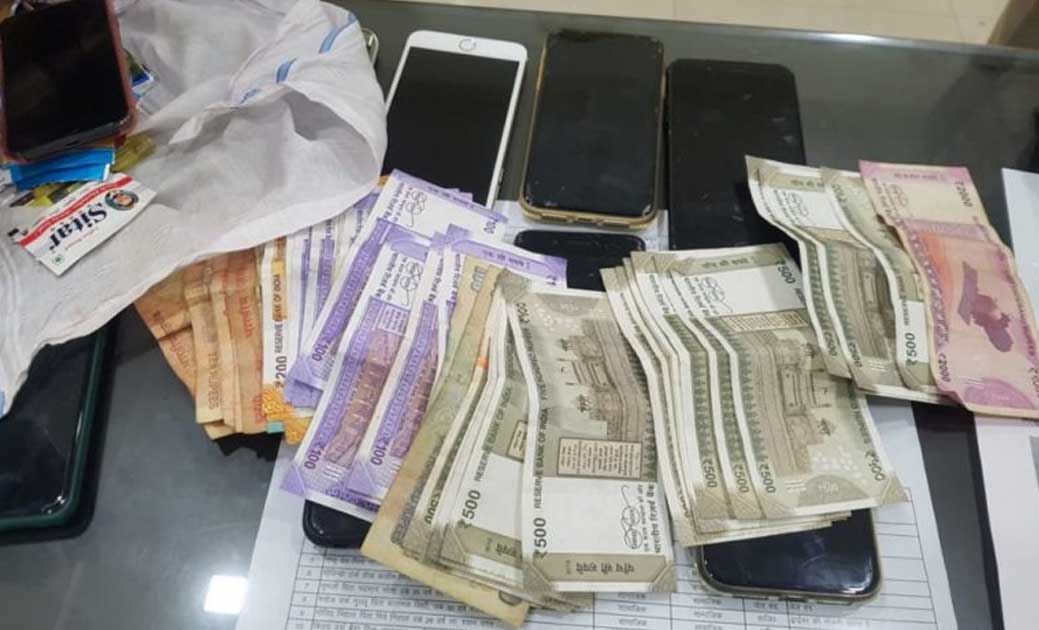 रायपुर के VIP रोड के बड़े होटल में पुलिस ने मारा छापा,7 युवक होटल में जुआ खेलते गिरफ़्तार, हज़ारों की नगदी जब्त.