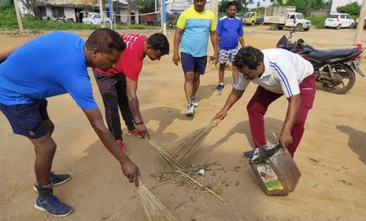 स्वच्छ भारत अभियान: कान्हा क्लब के खिलाड़ियों ने वालीबाल छोड... - CG Sandesh