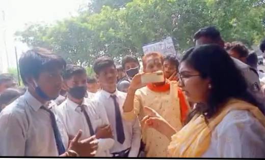 सरायपाली: स्कूल बंद होने की बात को लेकर विद्यार्थियों ने रैल... - CG Sandesh