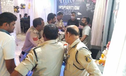 पुलिस की 11 टीमों ने एक साथ 20 हुक्का बार में मारा छापा - CG Sandesh