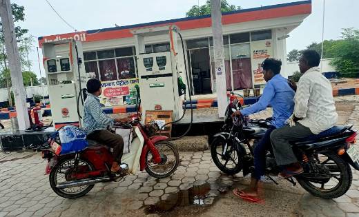 आज़ाद पेट्रोल पंप की अव्यवस्था से ग्राहक परेशान, न जाने ग्राह... - CG Sandesh