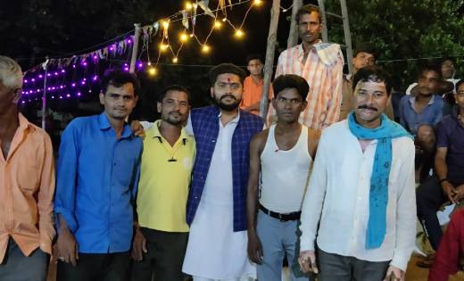 किसान नेता तुषार साहू को बुजुर्गों ने दिया आशीर्वाद, कहा नेता नहीं बेटा जैसे हो आप हमारे