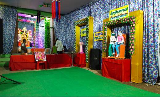 पंडाल में विराजी माँ दुर्गा प्रतिमा व झांकियो के साथ लोगो को कर रहे जागरूक...