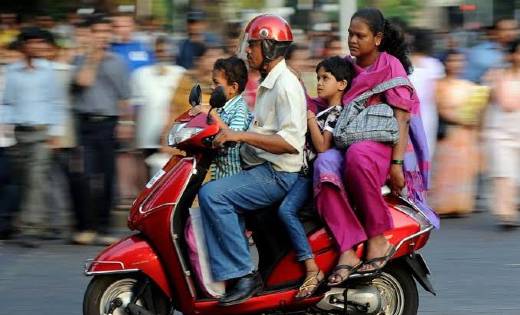 अगर मोटाइसाइकिल पर बैठाते हैं 4 साल के बच्चे को....तो जान ली... - CG Sandesh