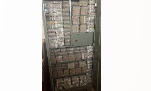 आयकर विभाग की छापामार कार्रवाई में आलमारियों में भरे 142 करोड़ रुपए नगद बरामद