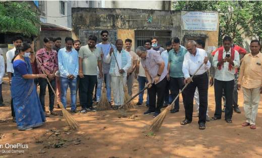 बसना: सेवा और समर्पण अभियान के तहत गाँधी जयंती पर सफाई कर्मि... - CG Sandesh