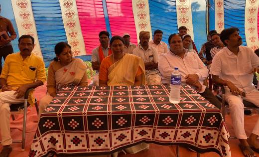 जशपुर: सांसद गोमती साय बगीचा के ग्राम पंचायत सरधापाठ पकरीटोली पहुंचकर उल्टी दस्त से हुई ग्रामीणो की मौत पर संवेदना व्यक्त किया