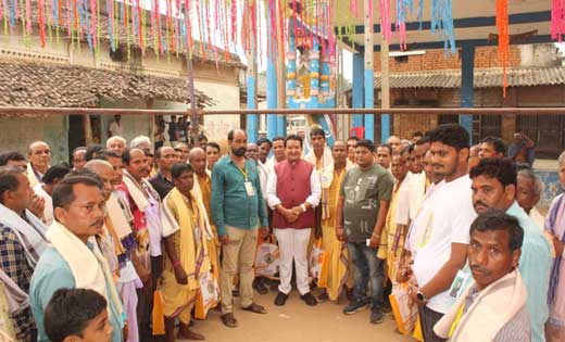 बसना : वृंदावन तीर्थ यात्रियों को संपत ने नीलांचल ध्वज दिखाक... - CG Sandesh