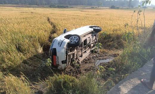एसडीएम की कार खेत में पलटी, एसडीएम हुए घायल - CG Sandesh