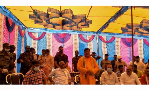 जशपुर: प्रशासनिक अमला पहाड़ी कोरवाओं के गांव पहुंचे, शिविर लगाकर किया स्वास्थ्य परिक्षण 