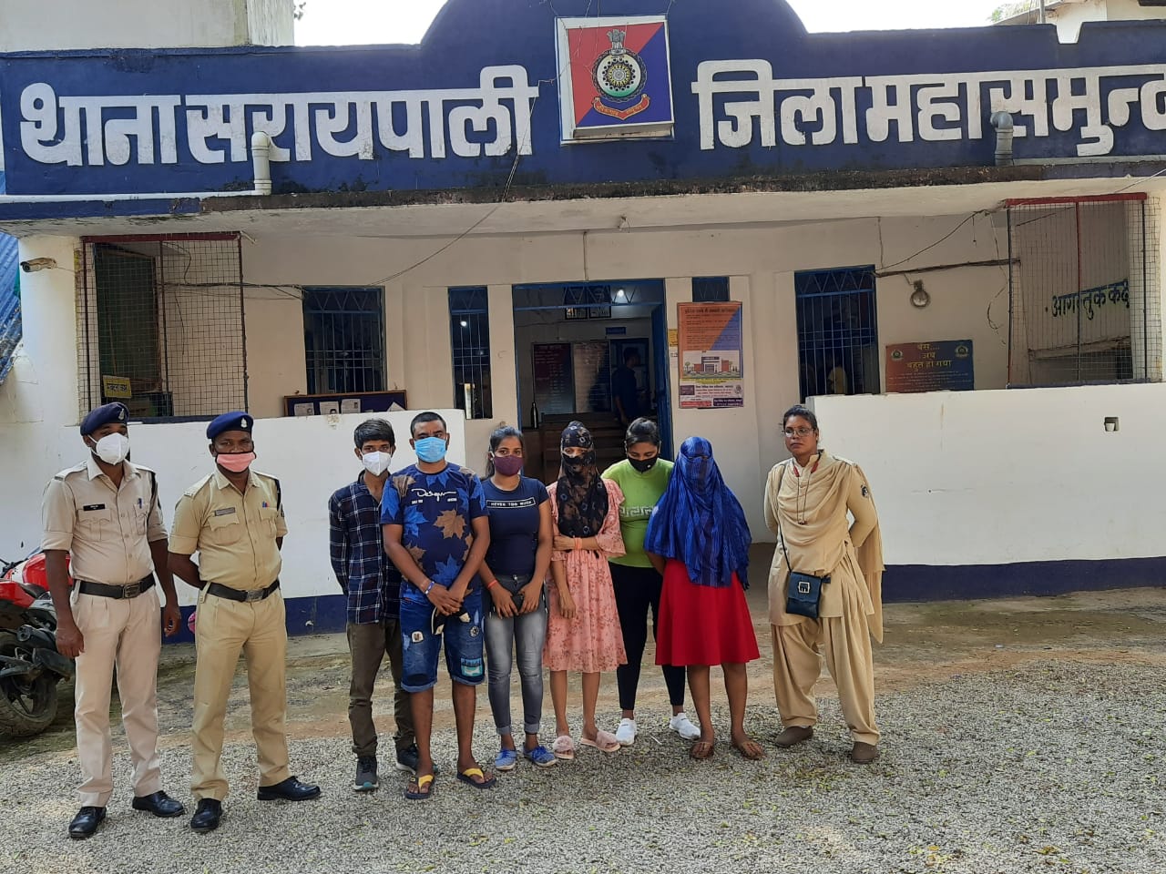 सरायपाली : अटल आवास में चल रहे सेक्स रैकेट का भंडाफोड़, चार ... - CG Sandesh