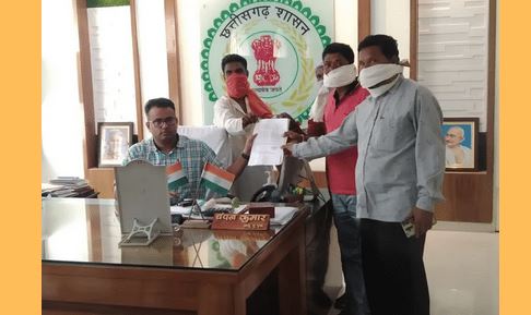 जर्जर शाला भवन को लेकर शिवसेना ने कलेक्टर को सौंपा ज्ञापन
