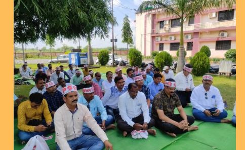 चार सूत्रीय मांगों को लेकर टीचर्स एसोसिएशन ने किया सत्याग्रह... - CG Sandesh