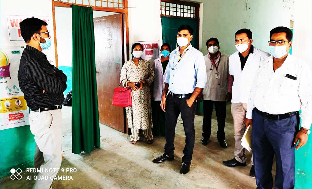 जिला कार्यक्रम प्रबंधक रोहित कुमार वर्मा द्वारा कोविड-19 टीक... - CG Sandesh