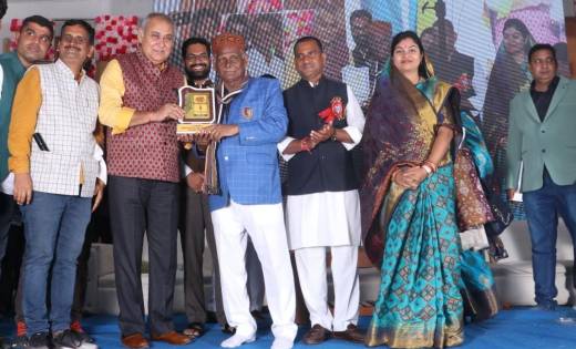 नगर में रातभर गूंजे हंसी के ठहाके, रात भर कवियों ने बांधे रखा समा