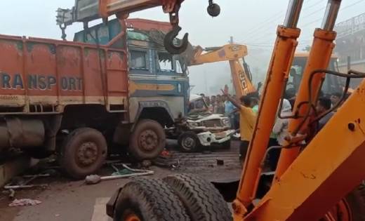 कोहरे के कारण पिकअप और ट्रक में हुई जोरदार भिडंत - CG Sandesh