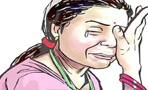 पिथौरा : नहाने गयी बुजुर्ग महिला से मारपीट.